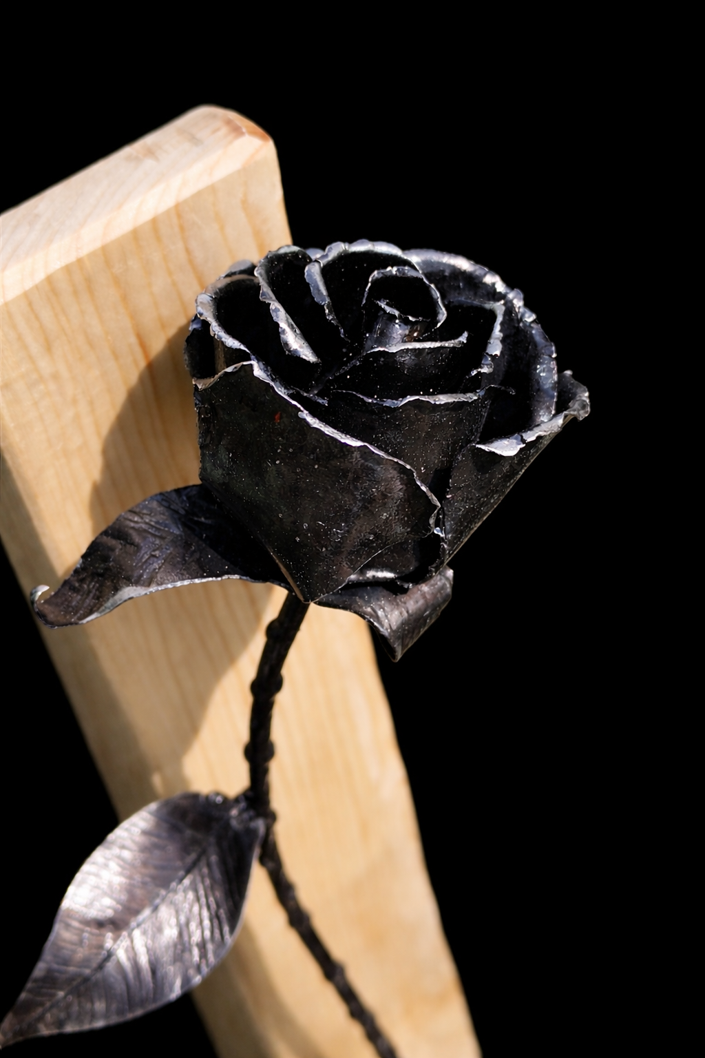 Rosa amb suport de fusta