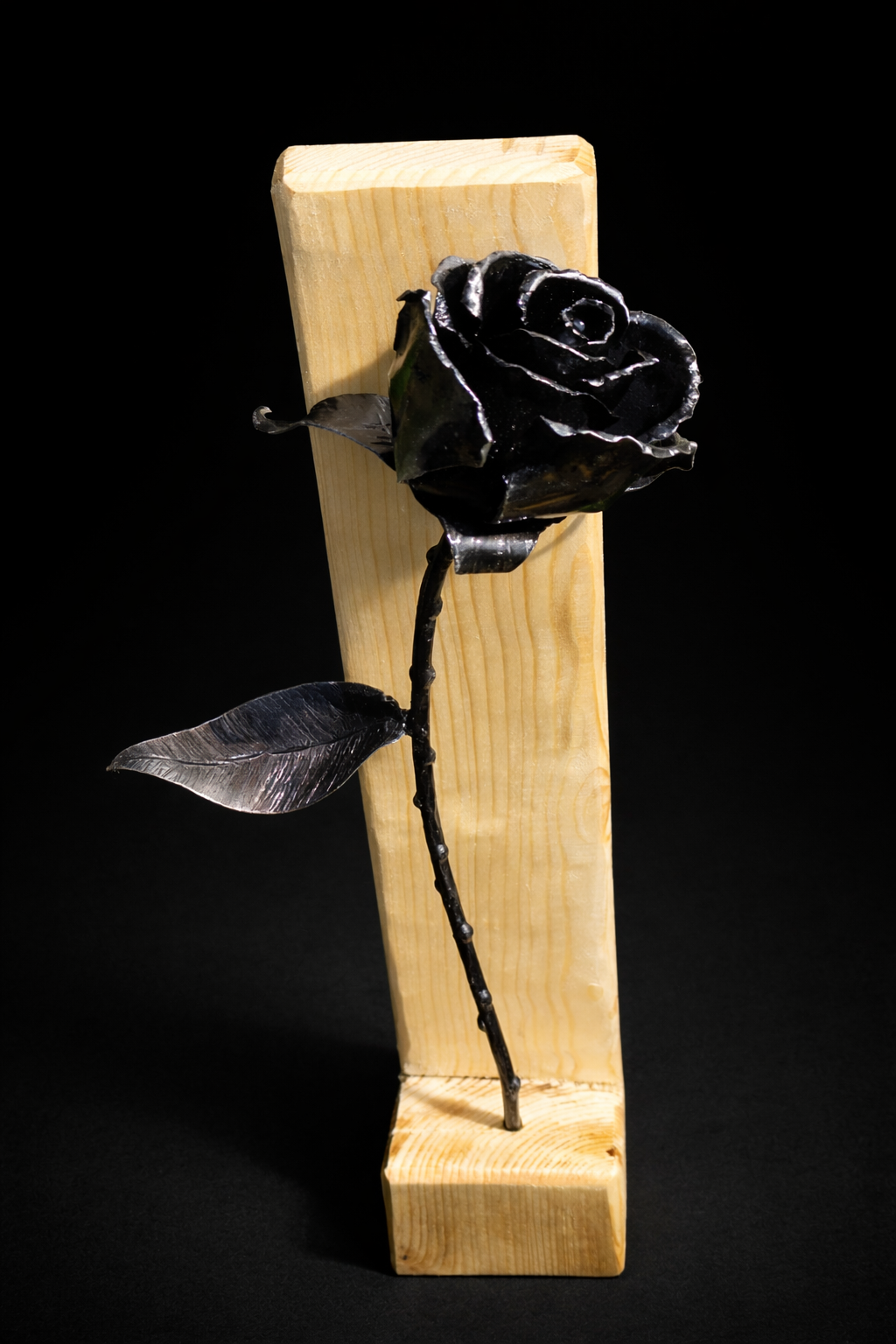 Rosa amb suport de fusta